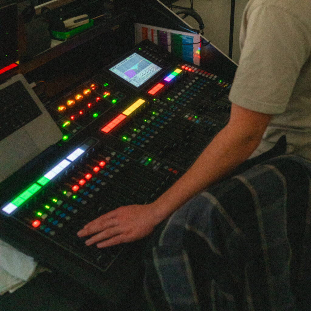 Sam ved mixerpulten — en Allen & Heath GLD-112 — til en teenagelejr