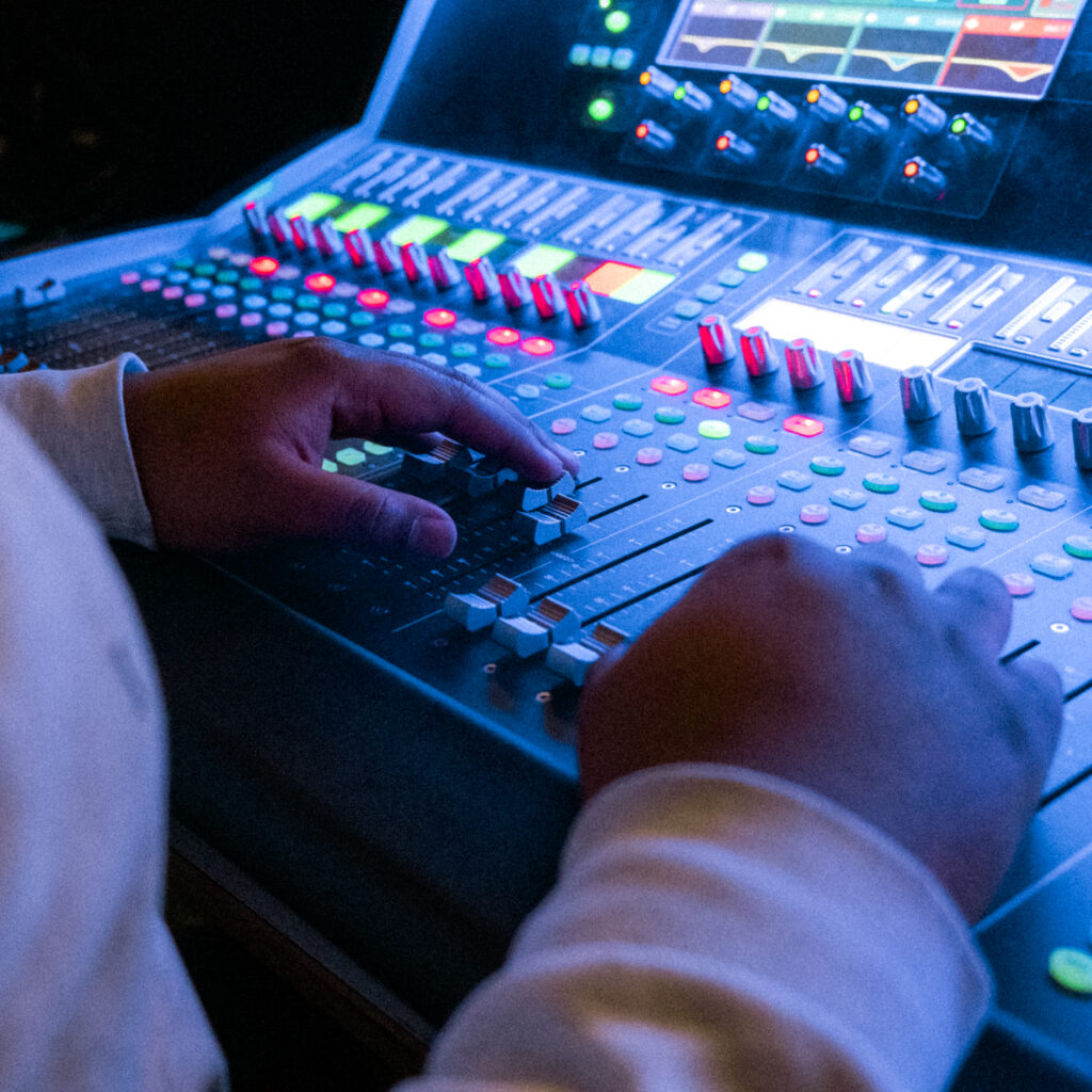 Benjamin ved mixerpulten — en Allen & Heath dLive — til en konference